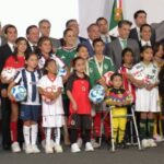 SHEINBAUM ABANDERA AL TRI