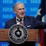 GREG ABBOTT ORDENA PENALIZAR A PROVEEDORES MÉDICOS