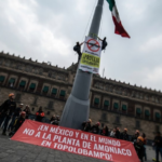 GREENPEACE TOMA EL ASTA DEL ZÓCALO
